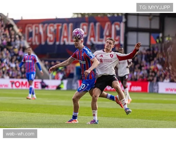 特写瞬间：利兹联边锋丹尼尔·詹姆斯突破后传中，皮球击中横梁后弹出